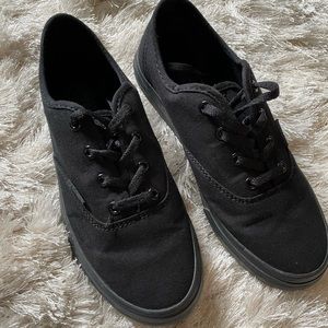 Black Classic Canvas Filas | Size 5